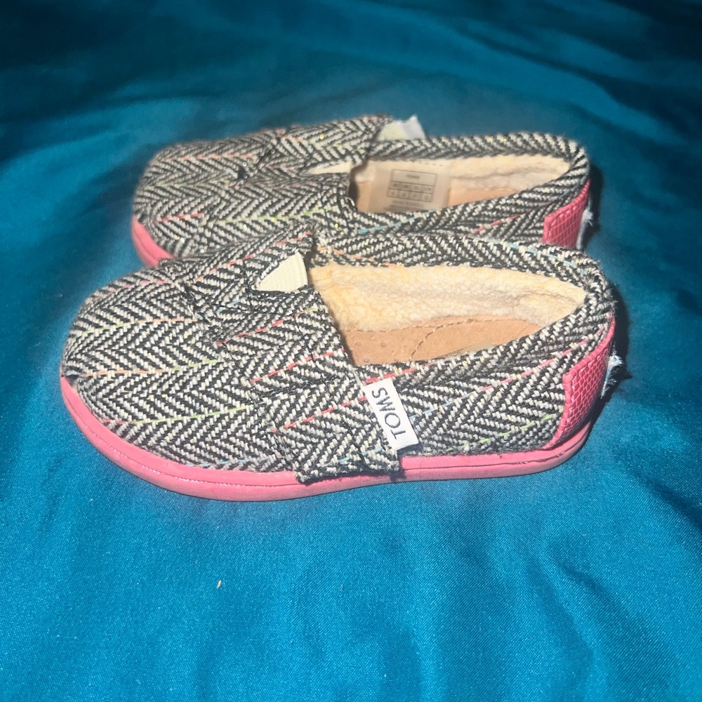 Toddler girl Toms with fur size 5